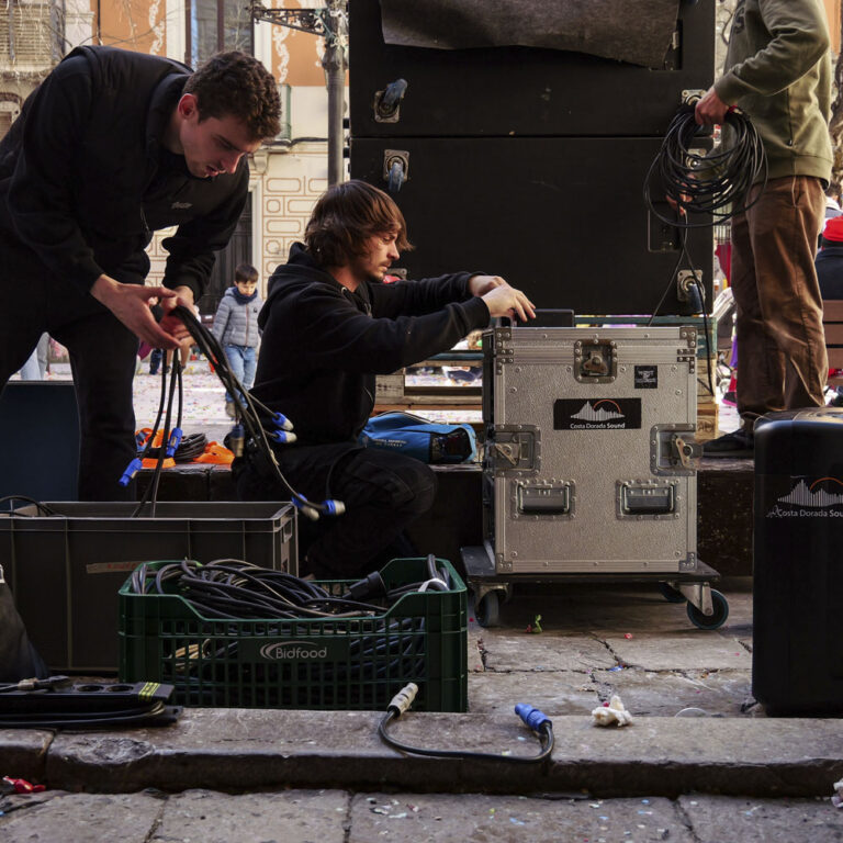 montaje de escenarios costa dorada sound